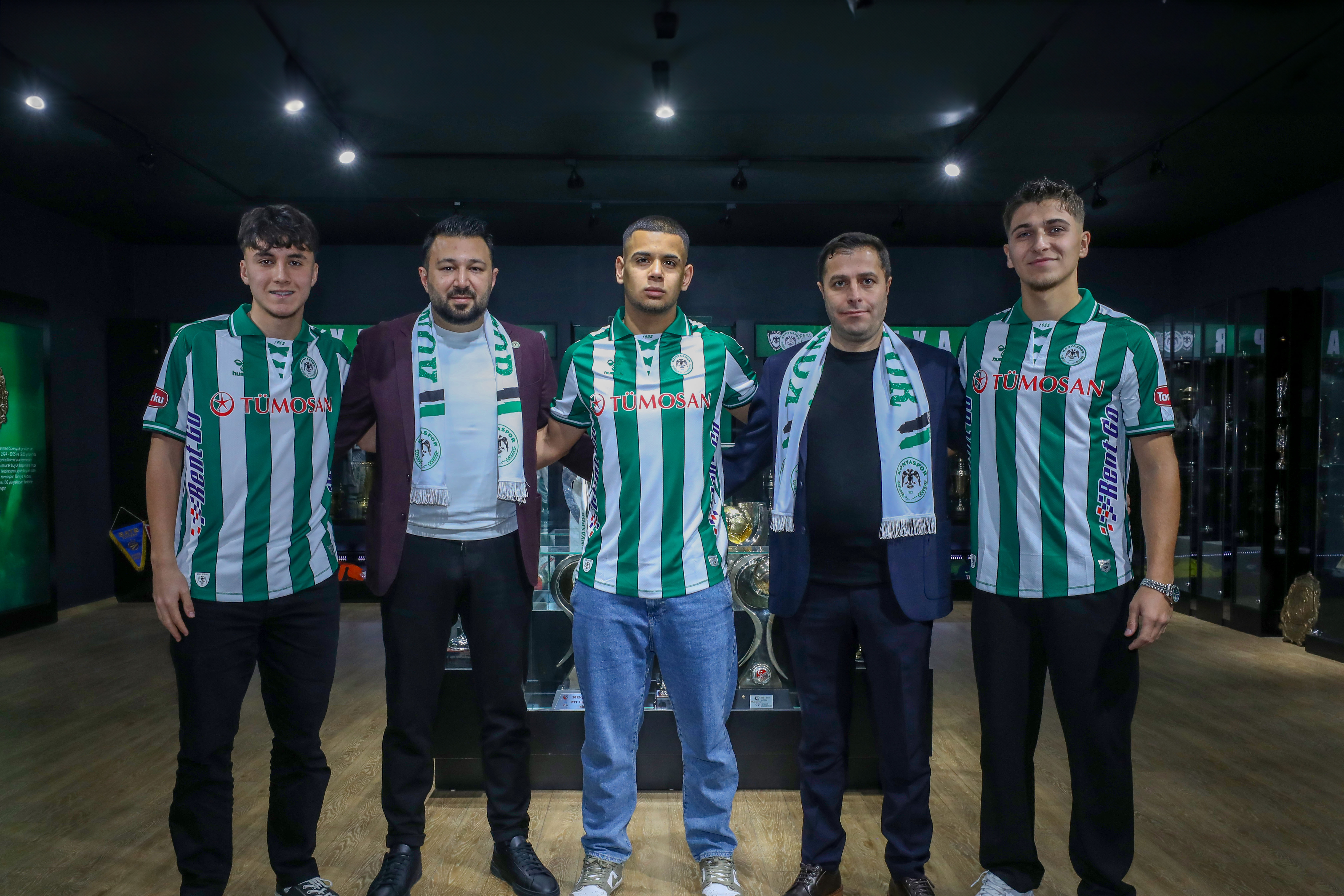 Akademi futbolcularımızla profesyonel sözleşme imz...